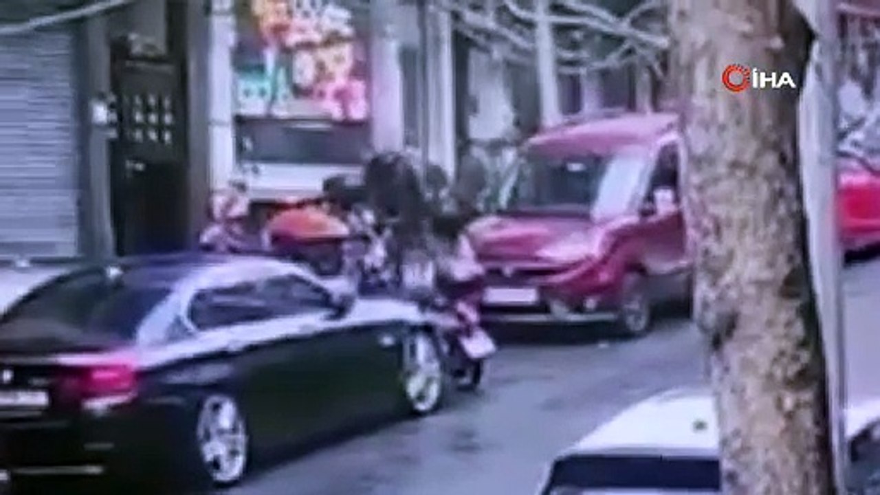 Kaldırımda yürüyen adam hayatının şokunu yaşadı: Bunu hiç beklemiyordu!
