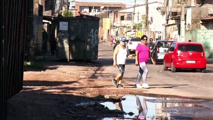 b'Condutores e pedestres reclamam de buracos no bairro do Coqueiro '