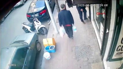 Hayvan düşmanı bir kişi, kediler için konulan mamaları tekmeledi