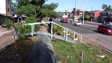 b'Buraco e alagamento no bairro do Curi Utinga '