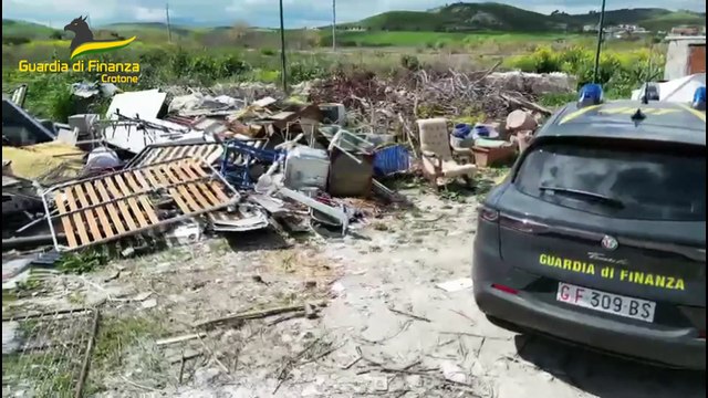Crotone, sequestrata discarica abusiva con oltre 300 tonnellate di rifiuti pericolosi: denunciato un responsabile