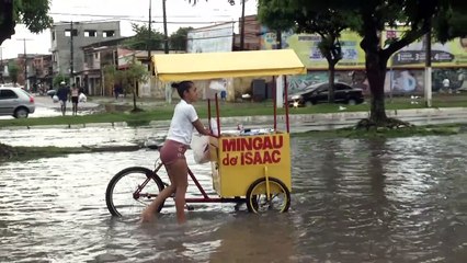 População Enfrenta Desafios no Trabalho Durante Período de Chuva ☔