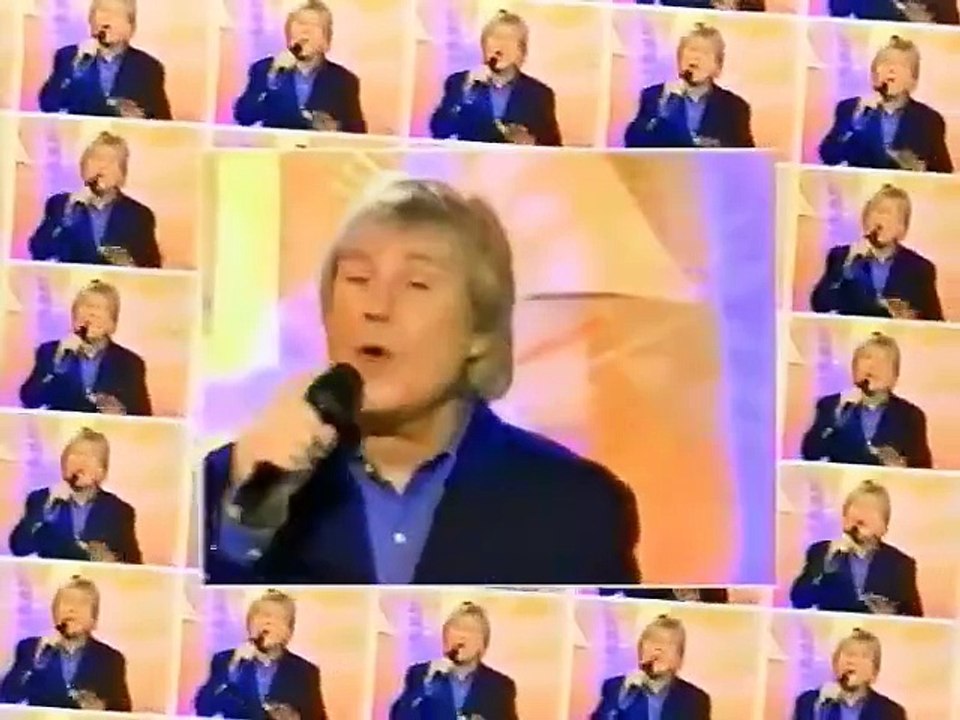 C. Jérôme chante son tube "Et tu danses avec lui"