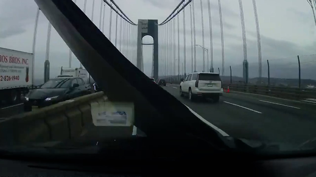 Moment, in dem ein Auto auf der Verrazzano-Brücke von herumfliegenden Trümmern getroffen wurde