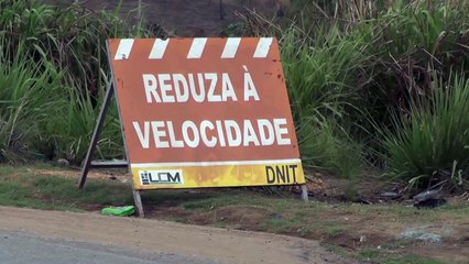 b'Placas sinalizam recuperao da BR 230 '