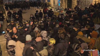 La policía desaloja un edificio ocupado en Paris por 400 inmigrantes desde hace tres meses