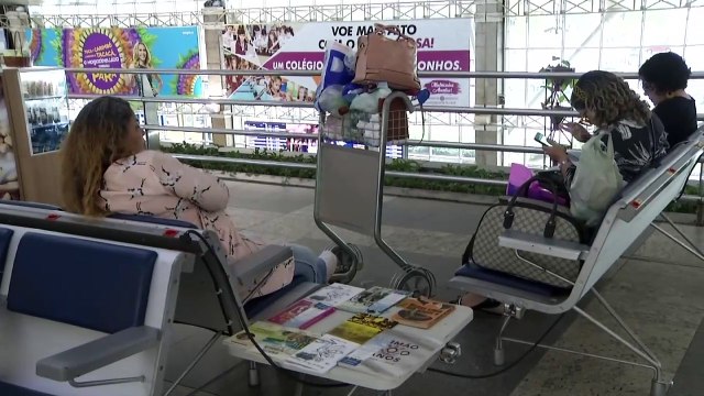b'Campanha livro viajante disponibiliza livros em Aeroporto'