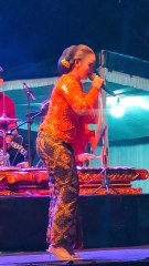 Kalo nyanyi serius gini jadi terasa baper lagunya