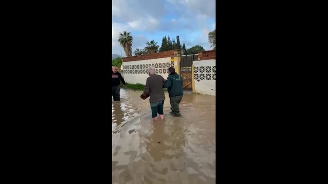 La Guardia Civil rescata a una veintena de personas y sus mascotas por las inundaciones en Cártama (Málaga)