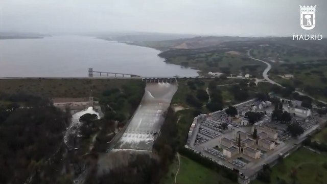 Madrid vigila con drones la crecida del río Manzanares y pide a los vecinos no acercarse al cauce