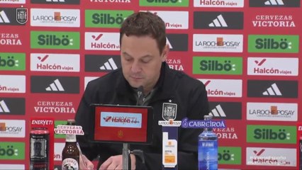 El enganchón de Unai Simón con un periodista