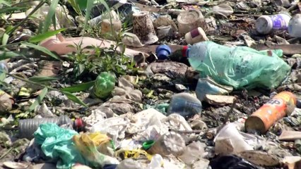 b'Jefferson Lima mostra canal sujo no bairro do Marco '