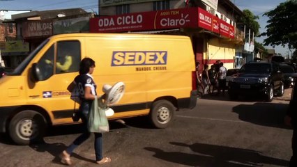 b'Governador do Estado leva cartas no bairro da Cabanagem'