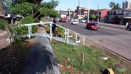 b'Buraco e alagamento no bairro do Curi Utinga'