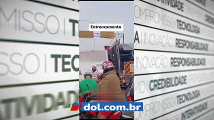 b'Acidente envolvendo uma van e um caminh„o cegonha foi registrado no elevado do entrocamento'