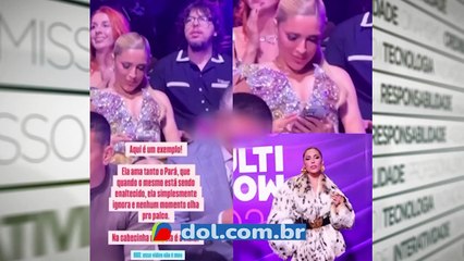 b'Manu Batido manuseia celular em premiaa7o'