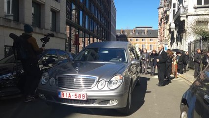 GAIA organise des funérailles devant la boutique Louis Vuitton, symbole de l'industrie de la fourrure