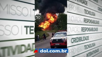 b'Caminho carregado com botijb5es de ga1s explodiu na ala7a via1ria prb3ximo a ponte sobre o rio Acara1.'