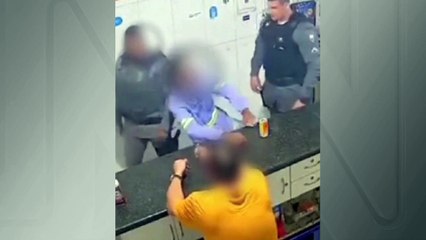 b'Policial invade bar e agride homem que teria batido na me'