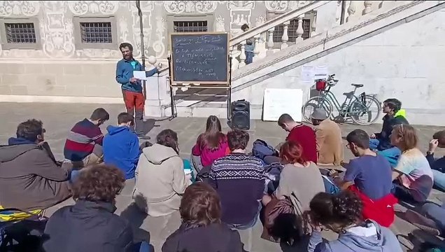 Lezioni in piazza: la protesta dei precari dell'universit? contro i tagli alla ricerca