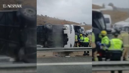 El autobús procedente de Requena, este martes, volcado sobre la Autovía del Mediterráneo a su paso por Murcia.