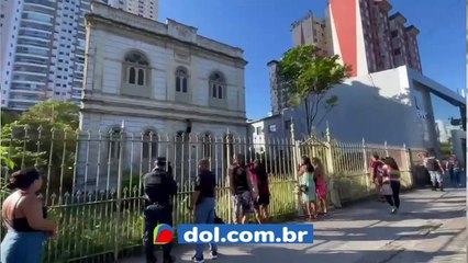 b'Homem pendurado em pra9dio a9 abordado por policiais'