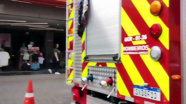 Curto-circuito em loja causa estouro, deixa centro de Joinville sem energia e mulher presa em elevador