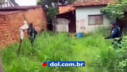 b'Um suspeito de roubo foi preso pela Poladcia Militar apb3s cair do telhado em Barcarena'
