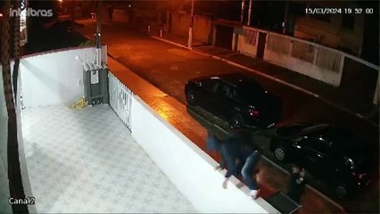 b'Turista a9 morto com tiro no peito durante assalto a casa em Itanhaa9m'