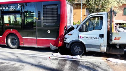 Ferrara, scontro col bus: ferito il conducente del furgone