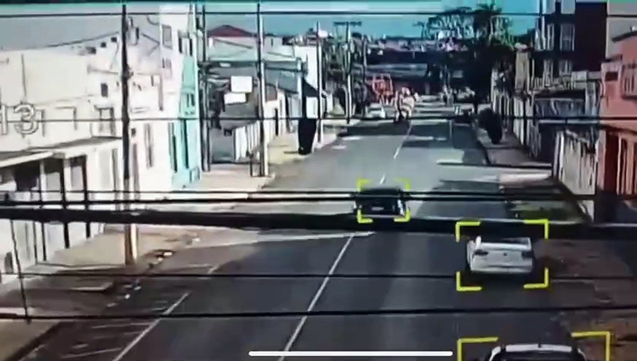 b'Trenzinho da alegria tomba e deixa feridos em Minas Gerais'