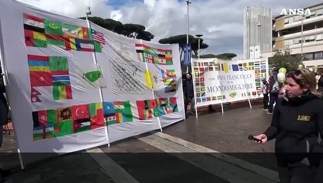 Papa ricoverato, la preghiera dei bambini davanti al Gemelli