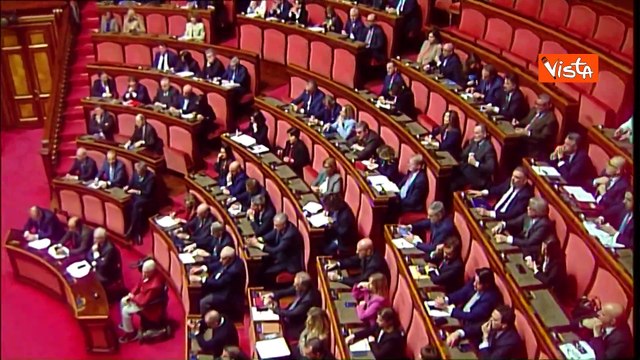 Meloni: Al fianco di Mattarella ogni qual volta viene attaccato . La standing ovation in Senato