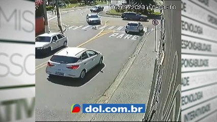 b'Criana7a cai de carro em movimento apb3s a porta se abrir'