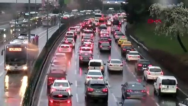 İstanbul'da sağanak yağış trafiği felç etti