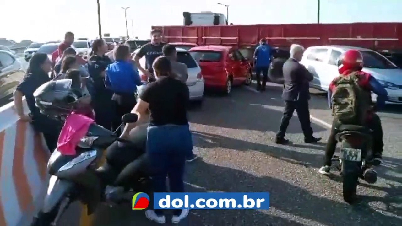 b'Acidente envolvendo carros carreta e moto paralisa tra2nsito na Jbalio Ca9sar'