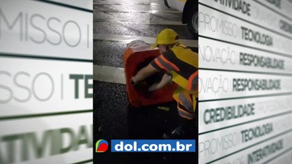 b'Homem fica entalado em cone de tra2nsito e a9 resgatado pela CET'