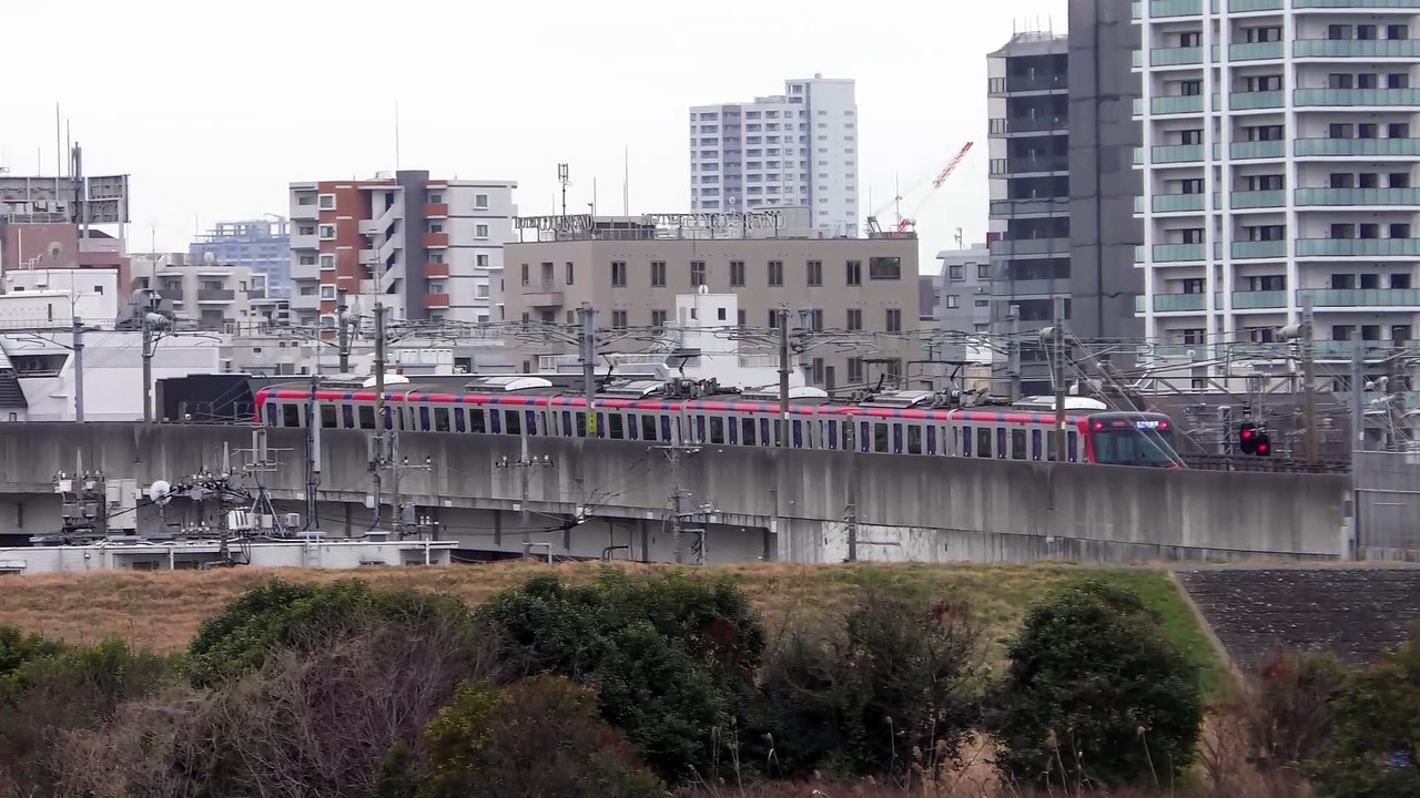 荒川を渡るつくばエクスプレス