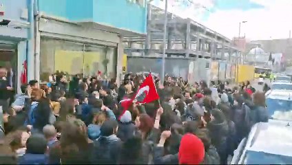 Öğrenciler, sloganlar eşliğinde İstanbul Üniversitesi'nden Saraçhane'ye doğru yürüyor. 