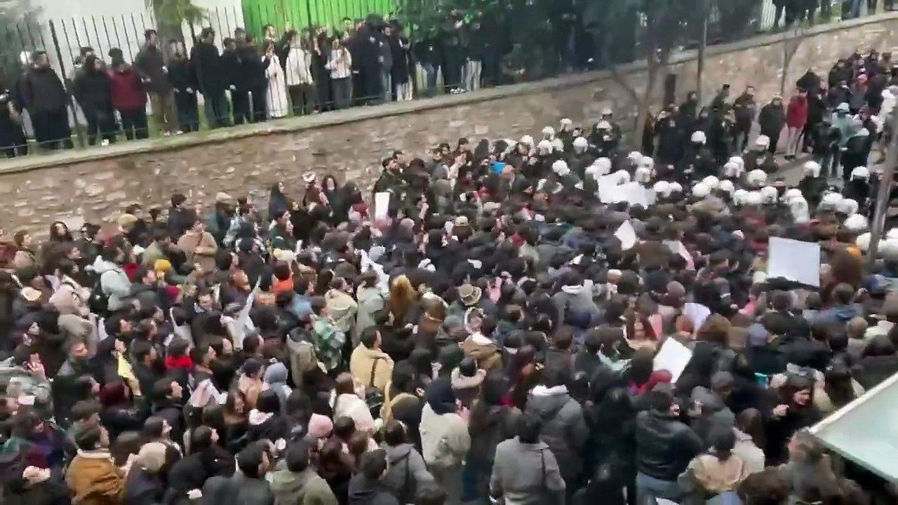 İstanbul Üniversitesi'nde  İmamoğlu yürüyüşü