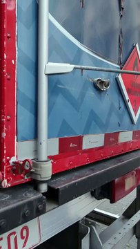 O caminhão carregado com os materiais de empresa que fechou parceria com Neymar chegou na Vila Belmiro