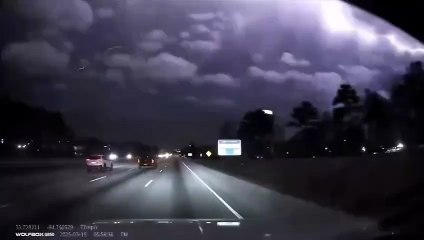 VIDEO: Un poderoso rayo estuvo a metros impactar en un auto en movimiento