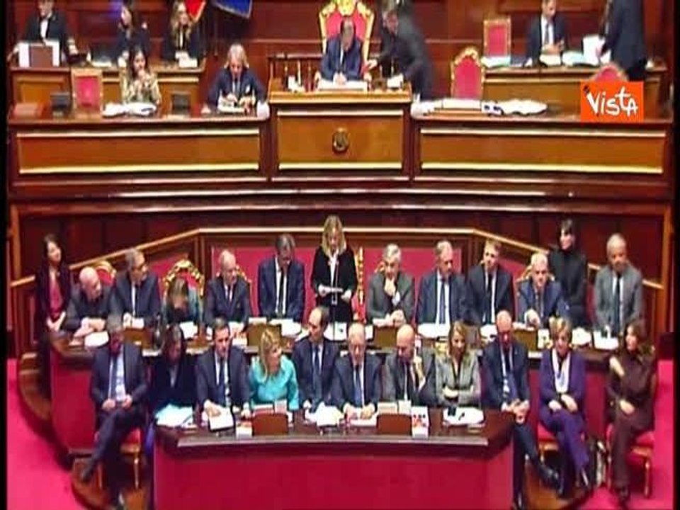 Meloni: "Al fianco di Mattarella ogni qual volta viene attaccato". La standing ovation in Senato