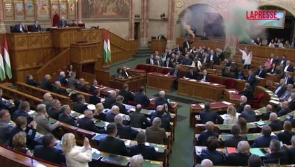 Ungheria, approvata la legge contro gli eventi LBGTQ+: fumogeni e proteste in Parlamento