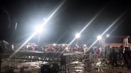 b'populaa7o do MA arremessa garrafas em aparelhagem Bbafalo do Marajb3'