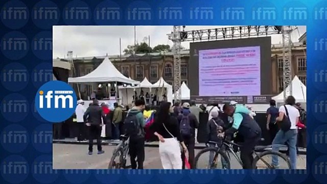 Manifestantes chiflan e insultan a congresistas que debaten reforma laboral