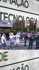 b'Torcedores protestam durante treinamento do Remo'