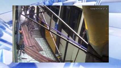b'94nibus invade cala7ada bate em poste e quase atropela idosa'