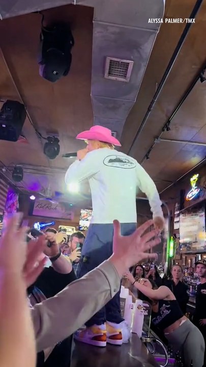 Ed Sheeran Sings at a Bar in Nashville for St. Patrick's Day