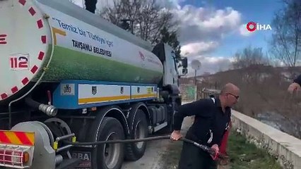 Tavşanlı’da dere kenarında çıkan yangın kısa sürede söndürüldü